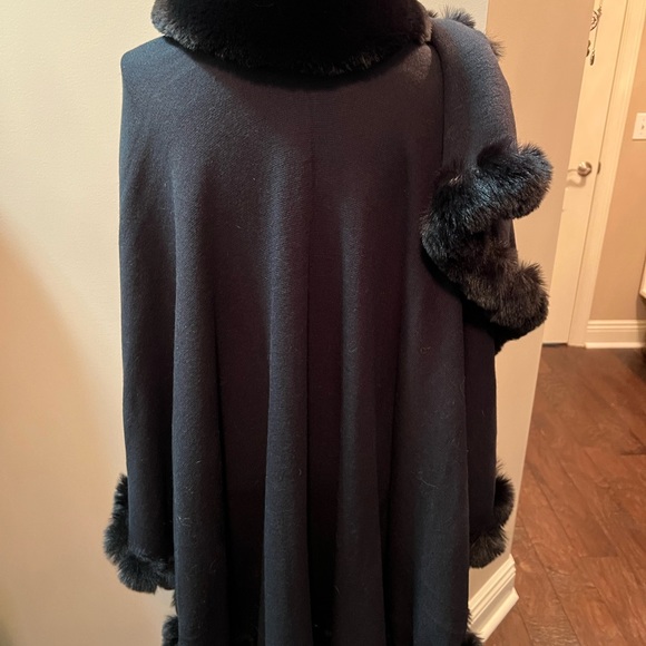 Brand New One-size-fits all Faux Mink Fur Wrap. NWT - Picture 8 of 15
